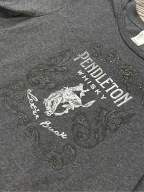 Pendleton Whisky Women’s Grey Graphic Crewneck Cowboy Whiskey T-Shirt Size Large